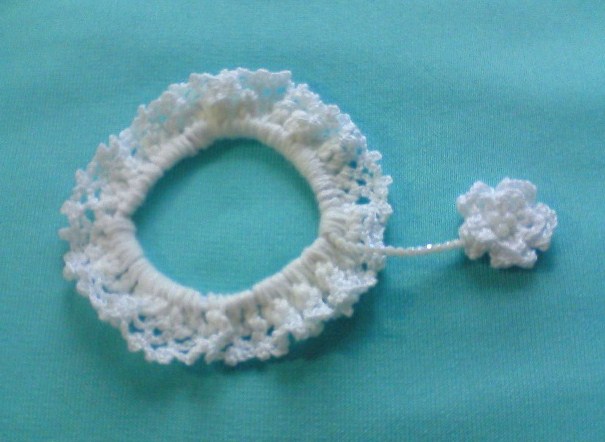 ゆれる小花のシュシュ・ホワイト