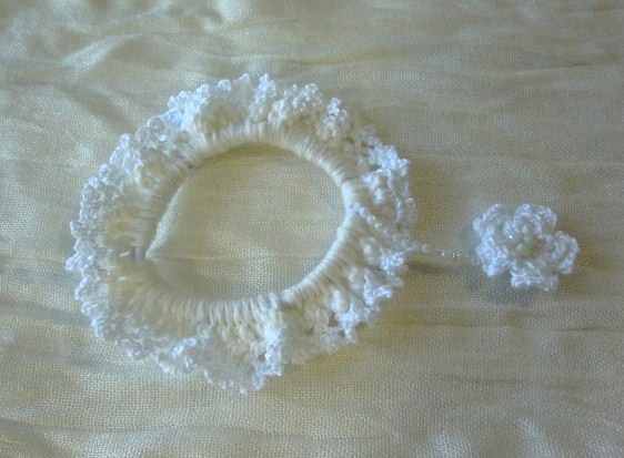 ゆれる小花のシュシュ・ホワイト