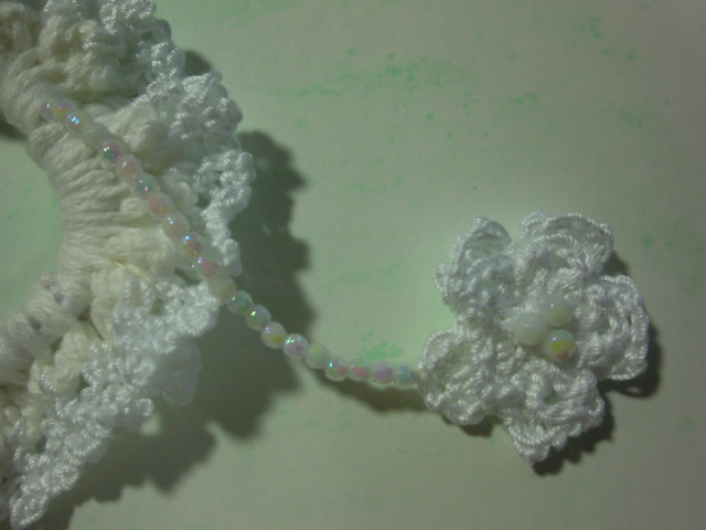 ゆれる小花のシュシュ・ホワイト