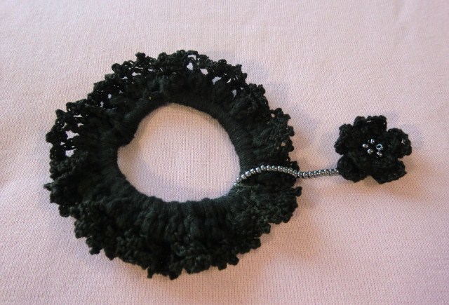 ゆれる小花のシュシュ・ブラック