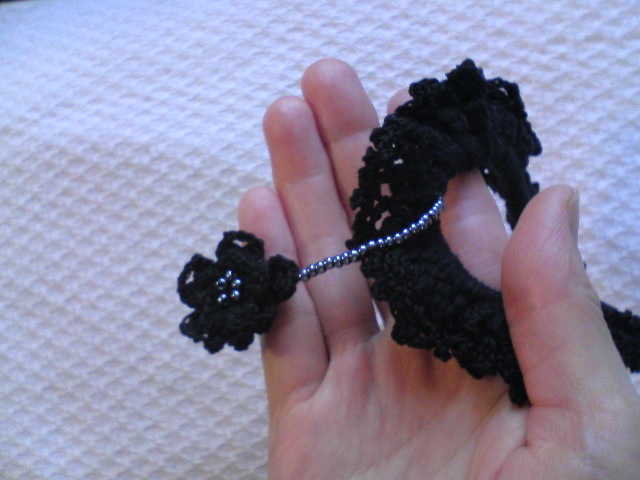 ゆれる小花のシュシュ・ブラック