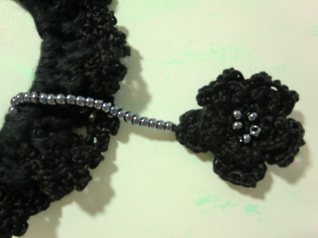 ゆれる小花のシュシュ・ブラック