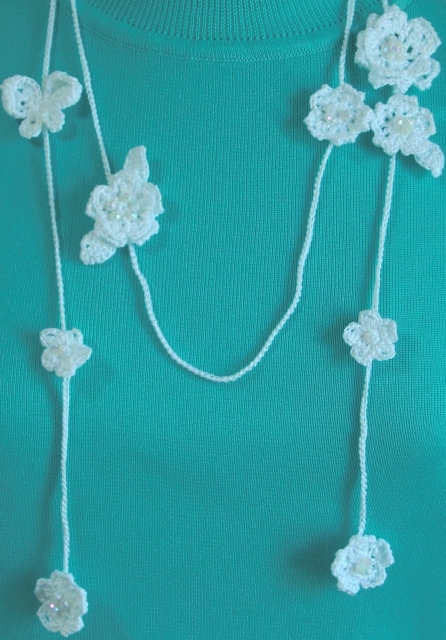 蝶と小花のホワイトラリエット