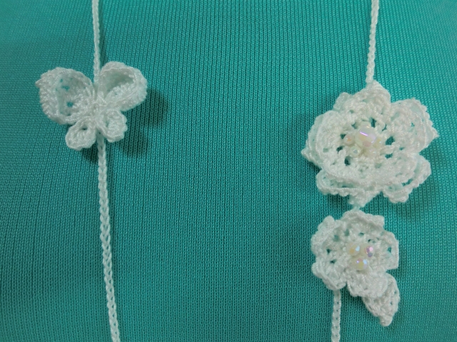 蝶と小花のホワイトラリエット