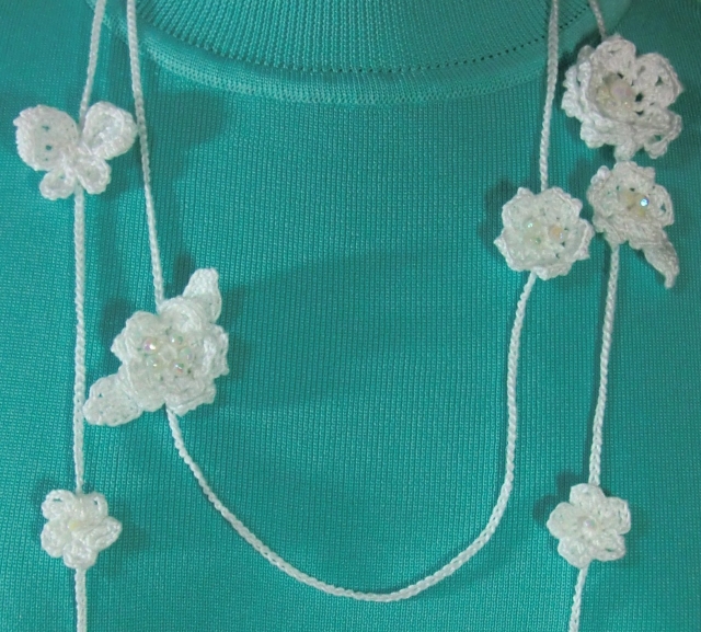 蝶と小花のホワイトラリエット