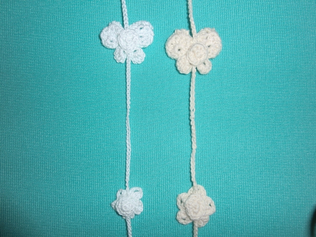 蝶と小花のホワイトラリエット