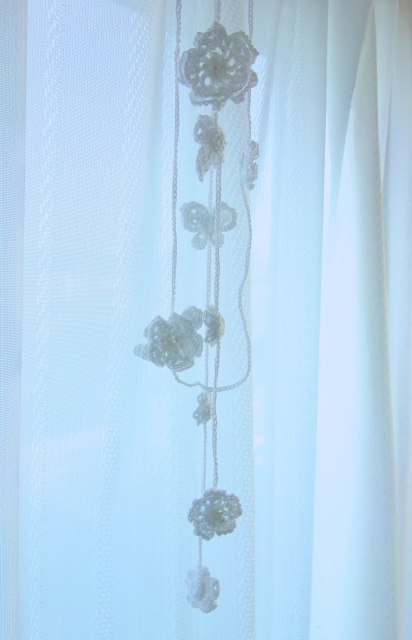 蝶と小花のホワイトラリエット