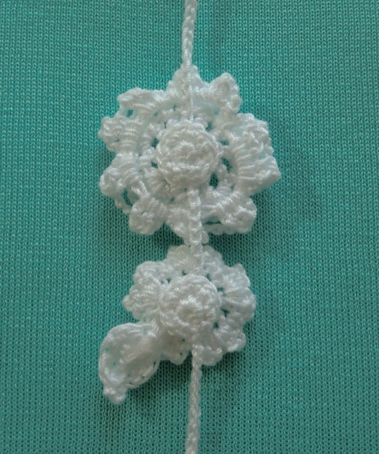 蝶と小花のホワイトラリエット