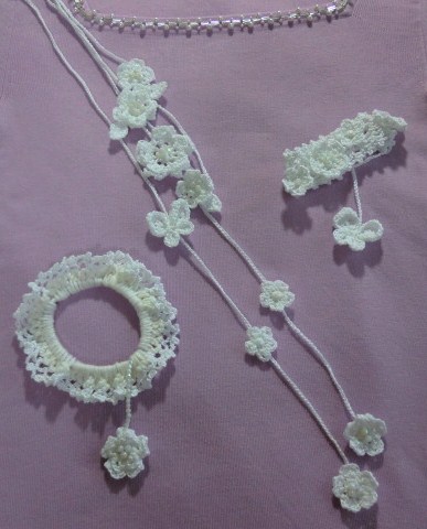 蝶と小花のホワイトラリエット＆ブレスレット＆シュシュ