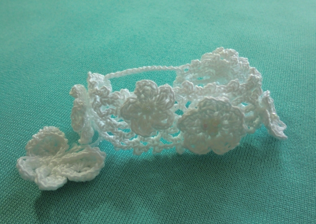 蝶と小花のホワイトブレスレット