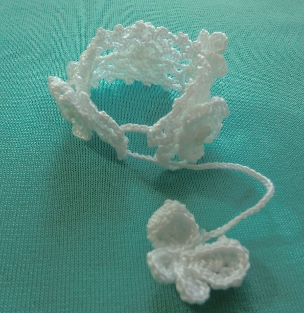 蝶と小花のホワイトブレスレット