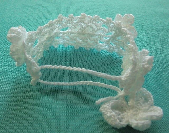 蝶と小花のホワイトブレスレット