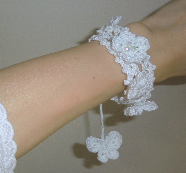 蝶と小花のホワイトブレスレット