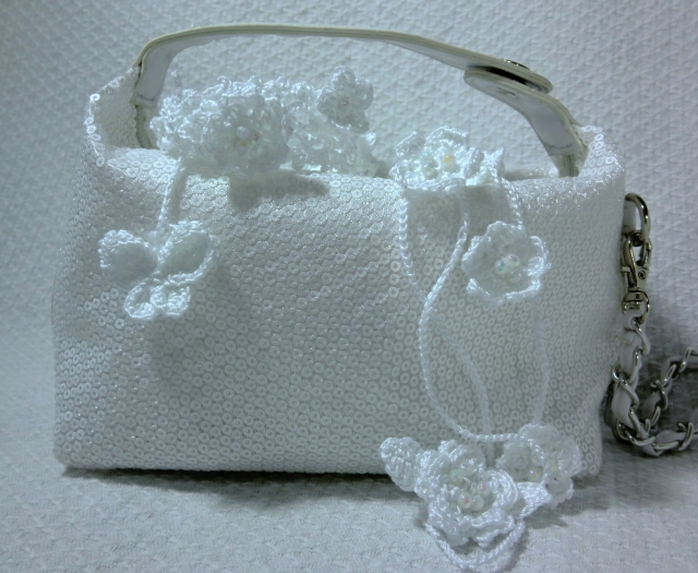 蝶と小花のホワイトブレスレット