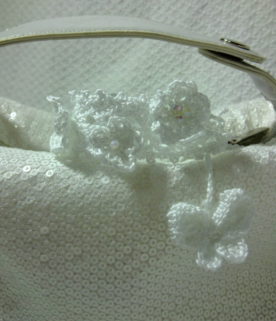 蝶と小花のホワイトブレスレット