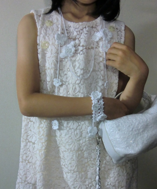 蝶と小花のホワイトブレスレット