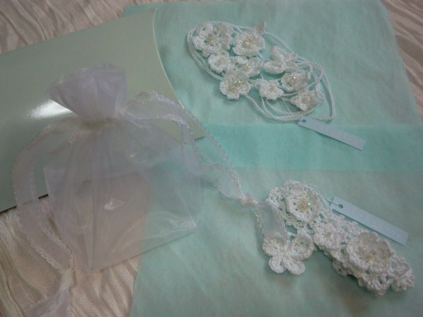 蝶と小花のホワイトブレスレット