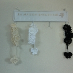 蝶と小花のホワイトブレスレット