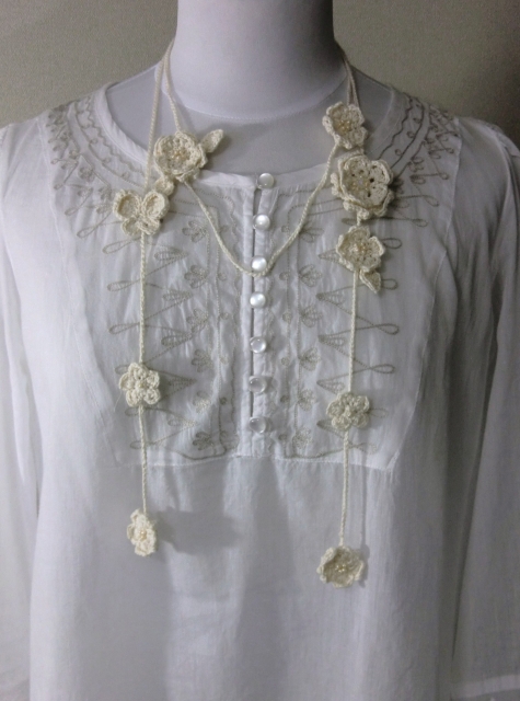 蝶と小花のオーガニックラリエット