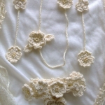 蝶と小花のオーガニックラリエット