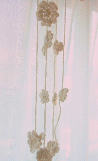 蝶と小花のオーガニックラリエット