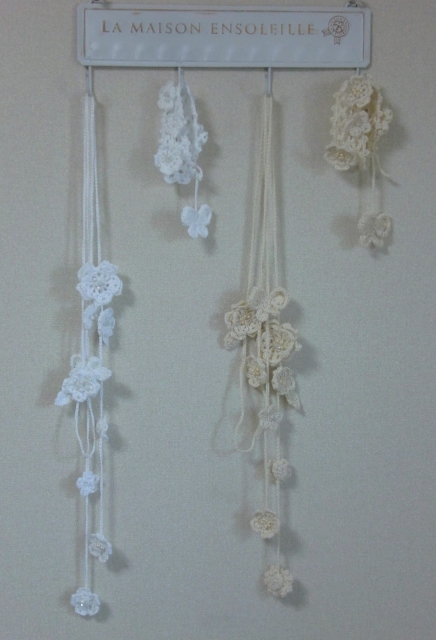 蝶と小花のオーガニックラリエット