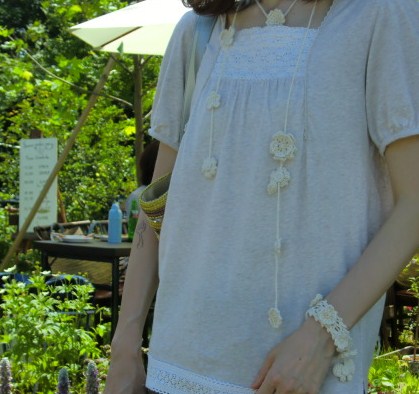 蝶と小花のオーガニックラリエット