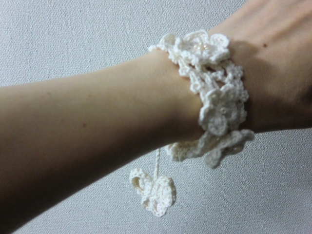 蝶と小花のオーガニックブレスレット