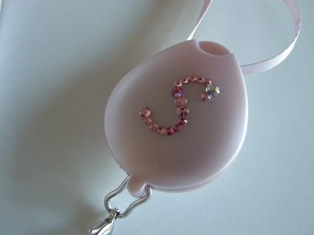 イニシャル入りネックストラップ　ピンク