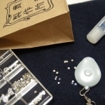 イニシャル入りネックストラップ　ホワイト