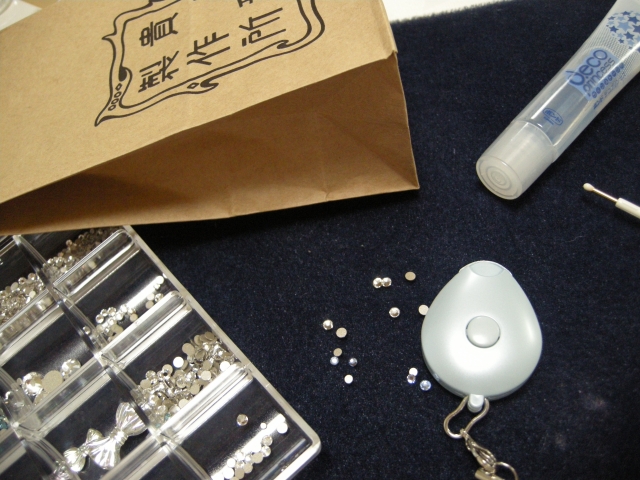 イニシャル入りネックストラップ　ホワイト