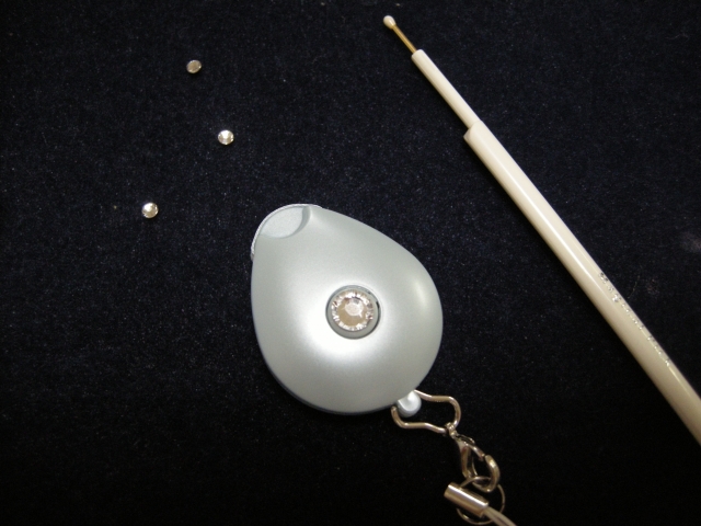 イニシャル入りネックストラップ　ホワイト