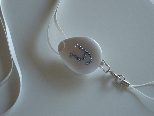 イニシャル入りネックストラップ　ホワイト