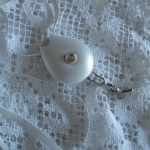 イニシャル入りネックストラップ　ホワイト