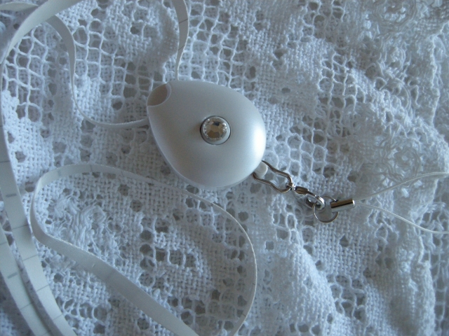 イニシャル入りネックストラップ　ホワイト