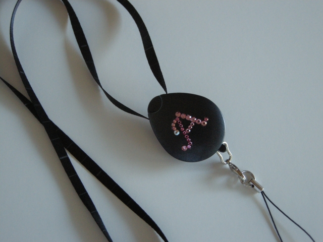 イニシャル入りネックストラップ　ブラック