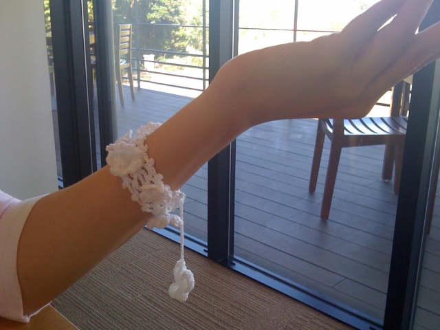 蝶と小花のホワイトブレスレット