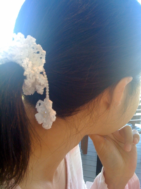 ゆれる小花のシュシュ・ホワイト