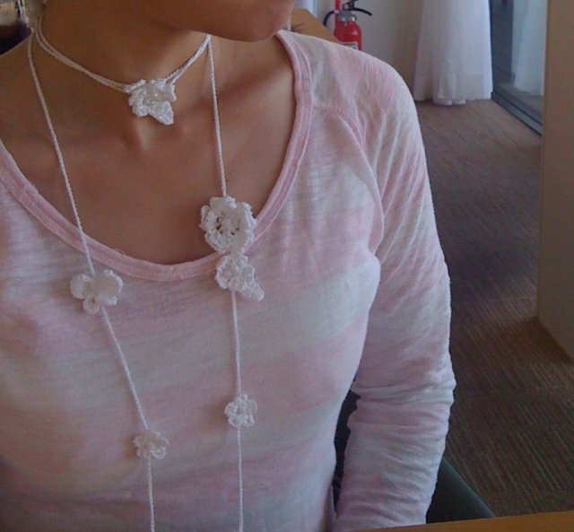 蝶と小花のホワイトラリエット