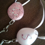 イニシャル入りネックストラップ　ピンク