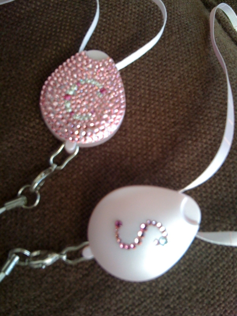 イニシャル入りネックストラップ　ピンク