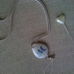 イニシャル入りネックストラップ　ホワイト