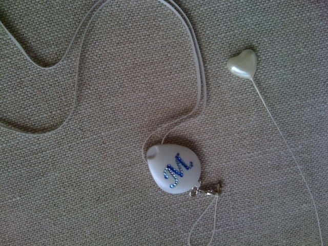 イニシャル入りネックストラップ　ホワイト