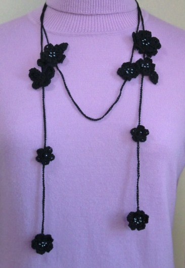 蝶と小花のラリエット・ブラック