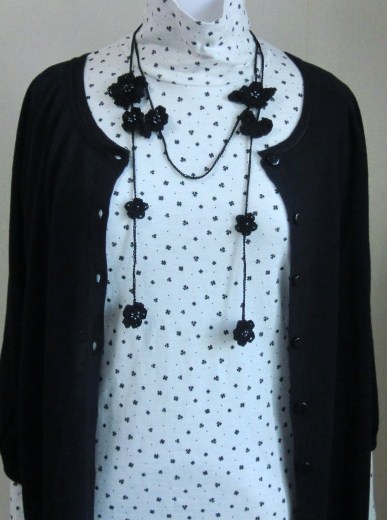 蝶と小花のラリエット・ブラック