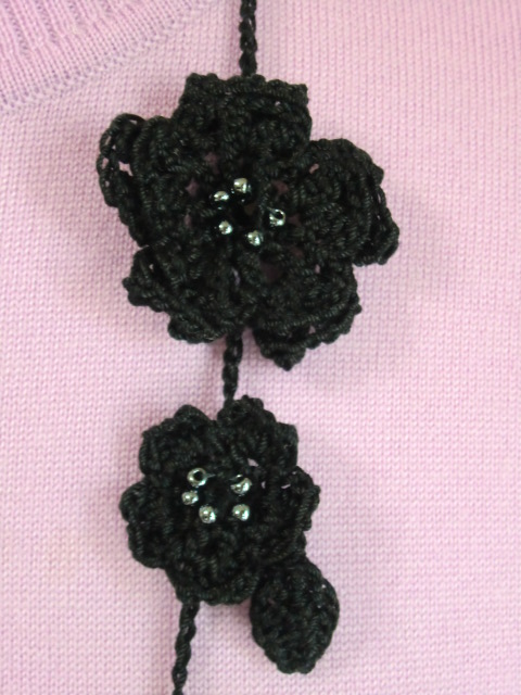 蝶と小花のラリエット・ブラック