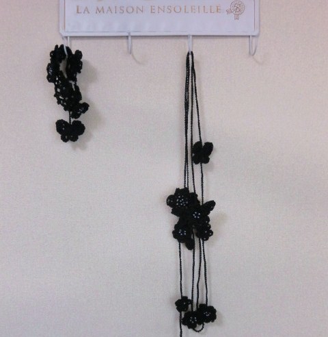 蝶と小花のラリエット・ブラック