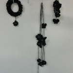 蝶と小花のラリエット・ブラック