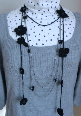 蝶と小花のラリエット・ブラック