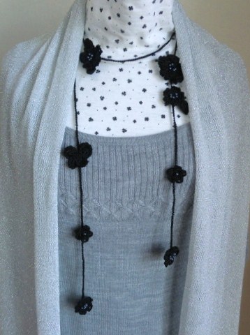 蝶と小花のラリエット・ブラック